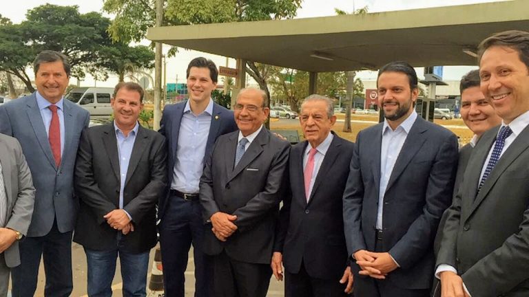 A foto diz tudo: Baldy recebe Daniel Vilela com Iris e Maguito
