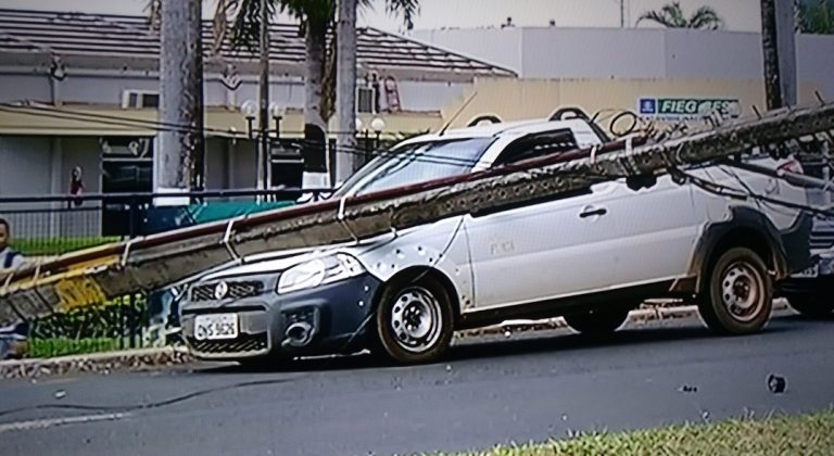 Acidentes de trânsito marcam quinta-feira (16) em Catalão; carreta carregando trator atinge fiação e derruba poste de iluminação sob veículo