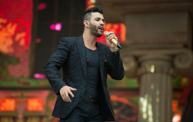 AO VIVO DE BARRETOS: após gravar DVD, Gusttavo Lima começa 2º show e canta para Arena de Barretos tomada por fãs às 7h da manhã