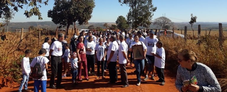 Comunidade da Mumbuca realizou à 3ª Caminhada do Divino em louvor a Nossa Senhora D’Abadia; evento religioso atravessa três gerações
