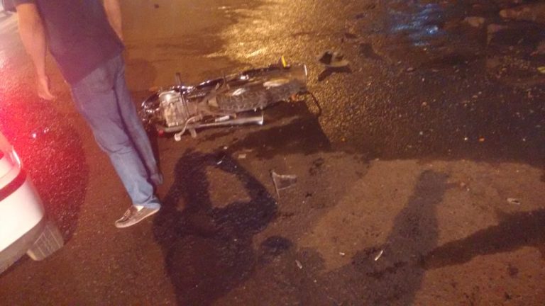 Moto parte ao meio durante acidente em movimentada avenida de Catalão; duas pessoas ficam feridas
