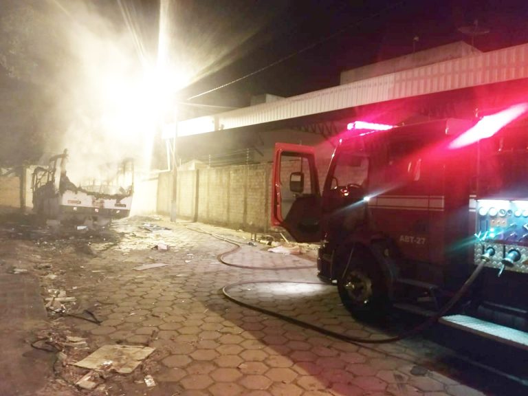 Ônibus abandonado pega fogo em Catalão