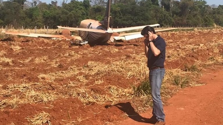 Avião de Daniel Vilela (MDB) perde controle durante pouso e sai da pista no interior de Goiás