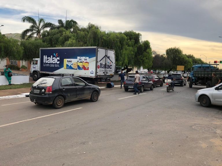 Acidente no centro de Catalão quase acaba em tragédia; caminhão perde o freio e só consegue parar em cima de passeio da Avenida Raulina