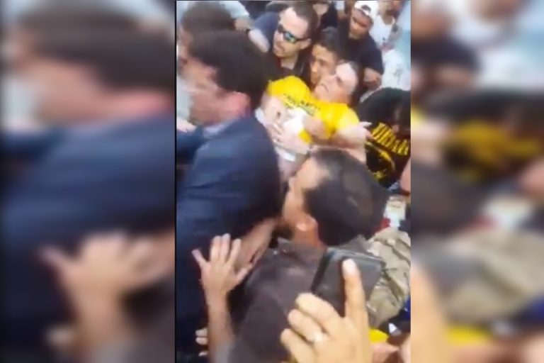 Bolsonaro é esfaqueado no interior de Minas e é levado ao hospital; veja os vídeos