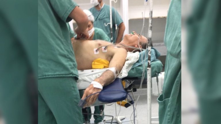 Facada atinge fígado de Bolsonaro e presidenciável passa por cirurgia em Juiz de Fora