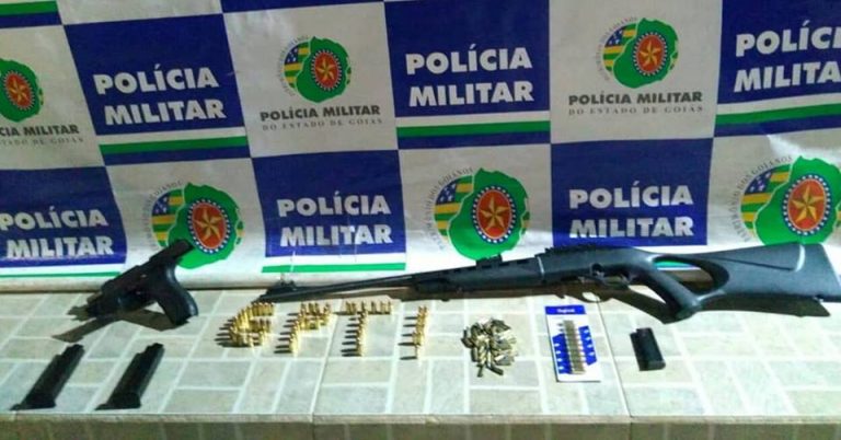 Homem posta foto de armas no Facebook e é levado para a delegacia