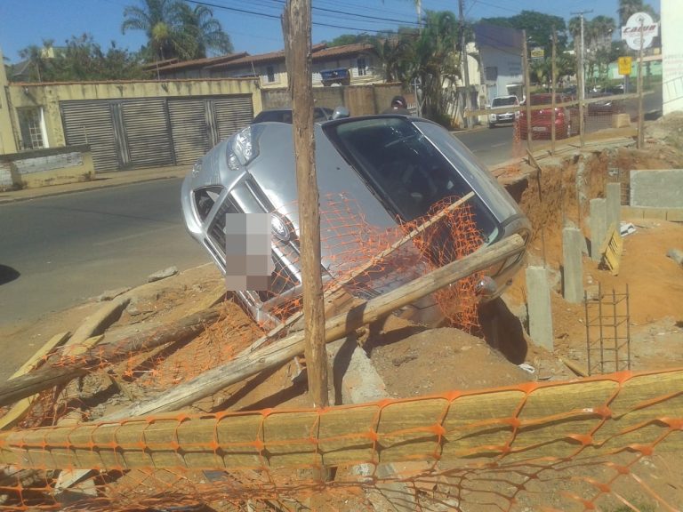 Motorista perde o controle e cai em terreno desaterrado de construção no centro de Catalão
