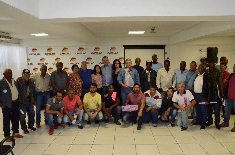 Prefeitura de Catalão entrega auxílio financeiro aos capitães de ternos de congo de Catalão