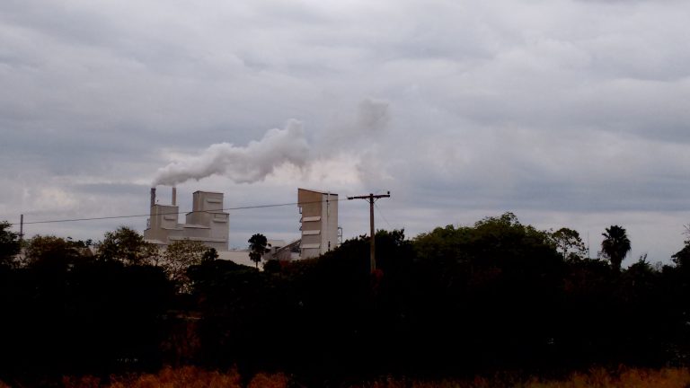 Quais são o bônus e ônus das empresas mineradoras em Catalão?