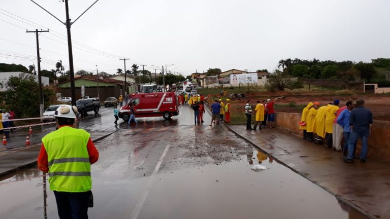 Tragédia em Catalão: dois operários da obra de canalização são arrastados pelas águas durante a forte chuva e estão desaparecidos