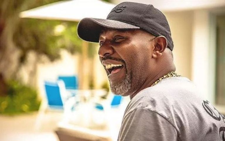 Velório de Mr. Catra reúne ‘viúvas’ e termina com baile funk e cerveja