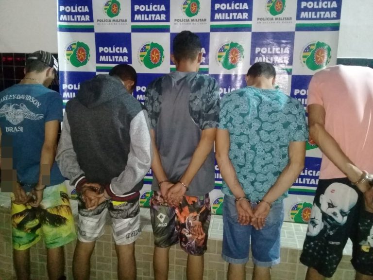 Quatro pessoas foram presas em Catalão por tráfico de drogas na porta de condomínio popular