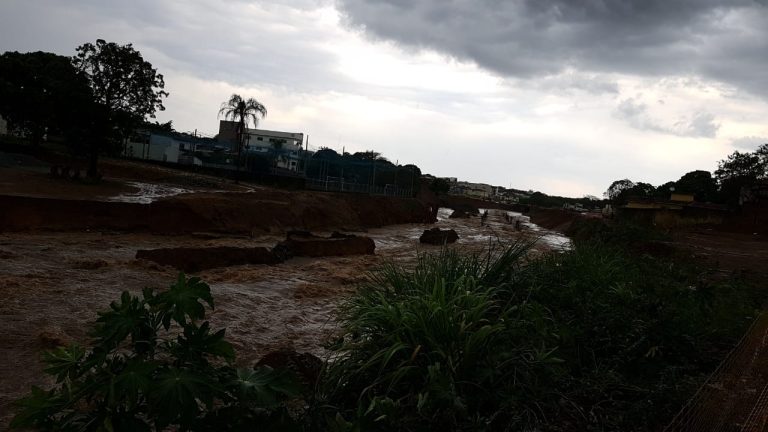 Bombeiros retomam buscas no córrego Pirapitinga para localizar o segundo trabalhador que foi arrastado durante a chuva