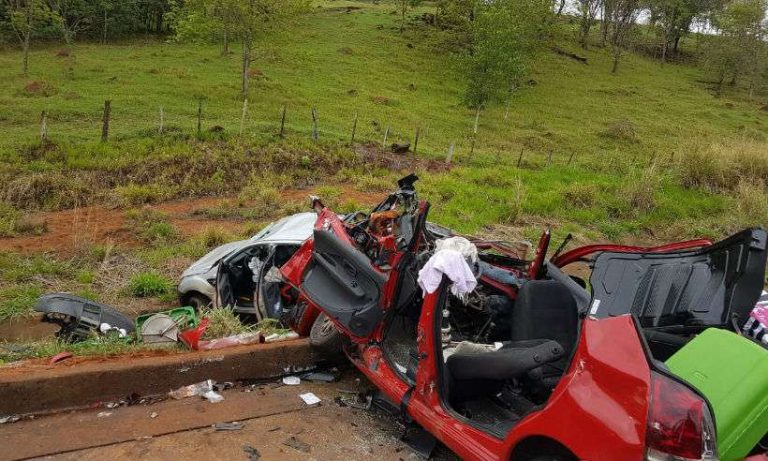 Batida entre caminhonete e carro deixa quatro feridos na BR-050