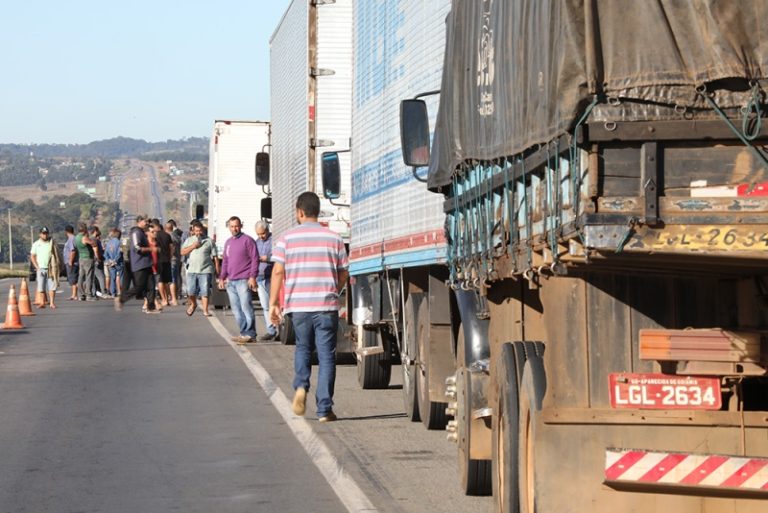 Caminhoneiros de Goiás ameaçam fazer bloqueios na próxima semana para exigir piso do frete