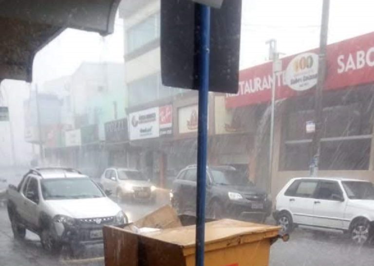 Chuva forte caí na tarde desta quarta-feira (31) em Catalão e provoca transtornos em vários pontos da cidade; energia elétrica faltou em muitos bairros