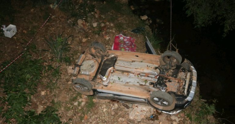 DAVINÓPOLIS: carro saí da pista e despenca de uma altura de 5 metros; duas pessoas morreram e outras duas ficaram gravemente feridas