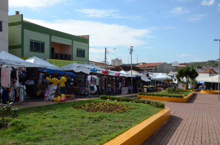 Barraquinhas no largo do Rosário movimentam Catalão e atraem comerciantes de várias partes do país