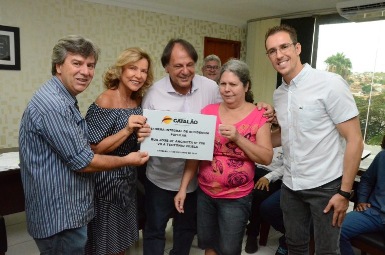 Prefeitura entrega 7 primeiras chaves das 50 casas a serem reformadas na Vila Mutirão