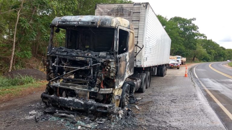 Dois veículos de cargas pegaram fogo na BR 050 nesta semana