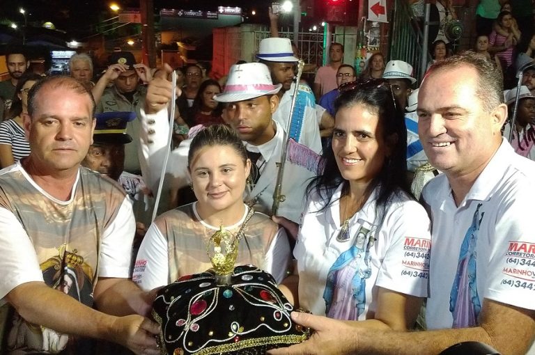 Entrega da coroa de Nossa Senhora do Rosário ao novo casal de festeiro encerra festa religiosa