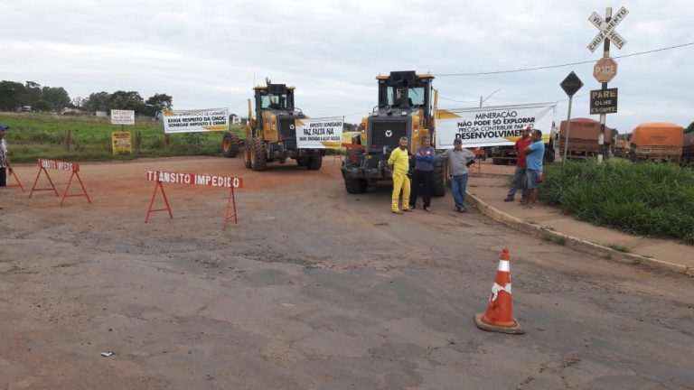 PREFEITURA X MINERADORAS: Prefeito Adib Elias protesta e bloqueia ferrovia e vias de acesso a CMOC International Brasil