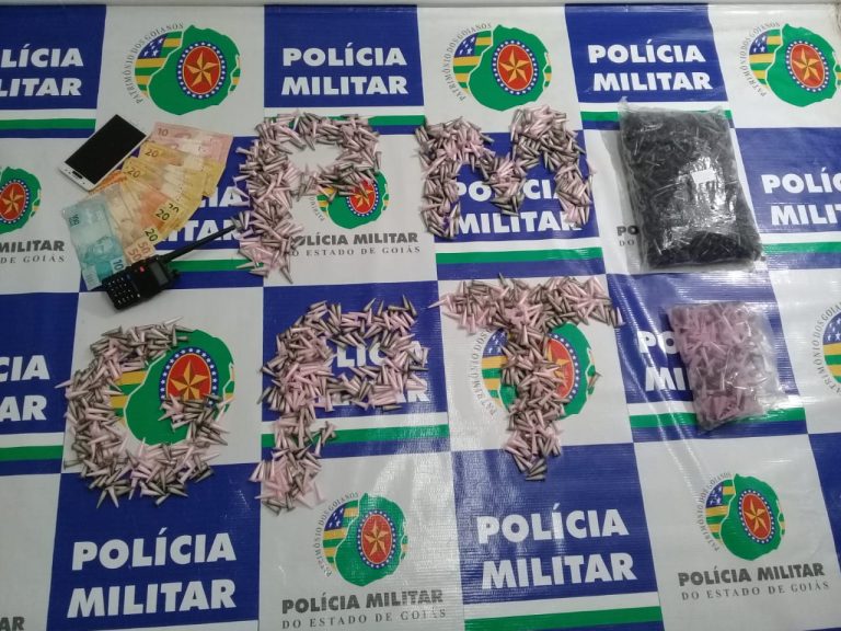 CATALÃO: Polícia Militar prendeu jovem de 23 anos de idade com mais de mil pinos de cocaína; dinheiro e rádio amador também foram apreendidos