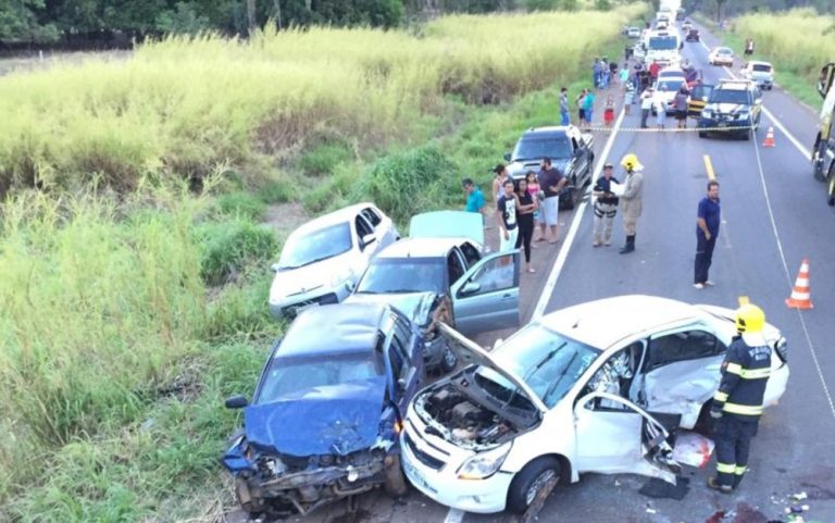 TRAGÉDIA: batida entre cinco veículos deixa mãe e bebê mortos e mais sete pessoas feridas, em Jaraguá