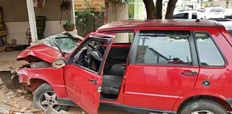 Trânsito Catalão: condutor perde o controle do veículo e bate em muro de residência do Jardim Primavera