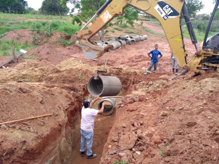 Prefeito Hugo Deleon realiza obras para retirar água de chuva que fica empossada em avenida do centro de Três Ranchos
