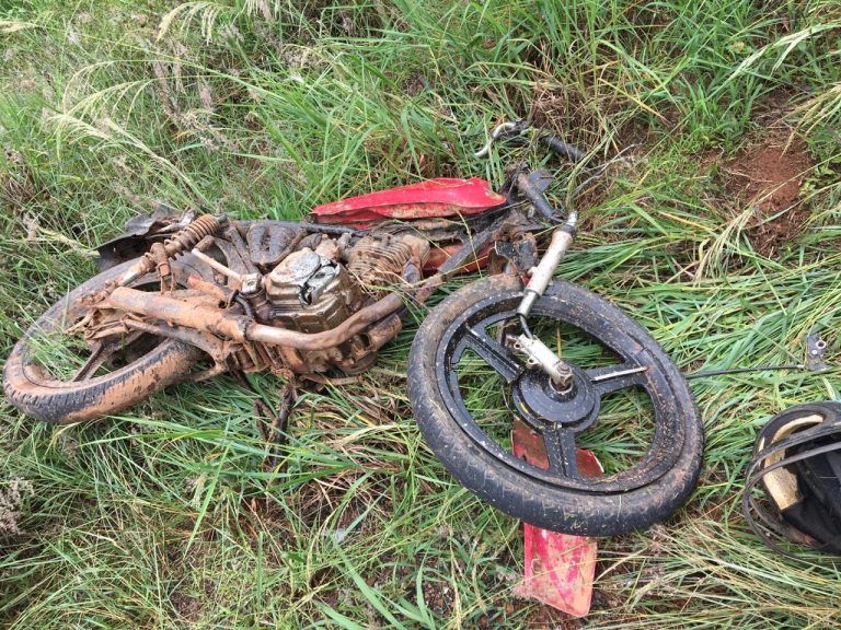 Acidente envolvendo dois carros e uma moto na GO 210 entre Goiandira e Catalão deixa jovem de 25 anos gravemente ferido