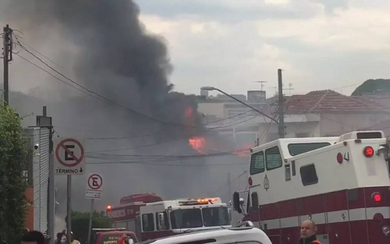 Avião do diretor da Mitsubishi de Catalão caiu em área residencial de São Paulo-SP; tragédia deixou dois mortos e 12 feridos