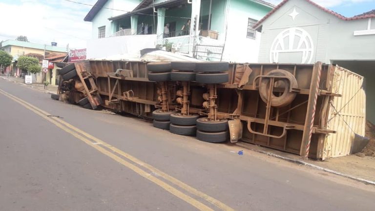 Carreta carregada com silo tomba na principal avenida de Goiandira; veja o vídeo