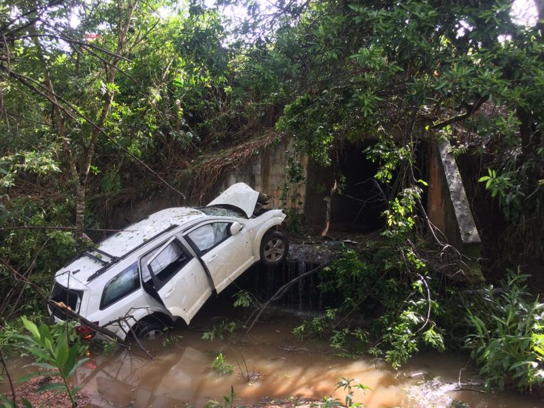 Carro com três pessoas sai da pista na GO 330 entre Catalão e Ipameri e cai em barranco com cerca de 5 metros de altura