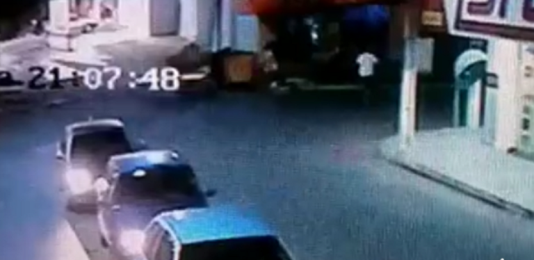 Em Catalão, homem de 44 anos de idade é atropelado e fica gravemente ferido;  jovem de 19 anos que conduzia moto também se feriu