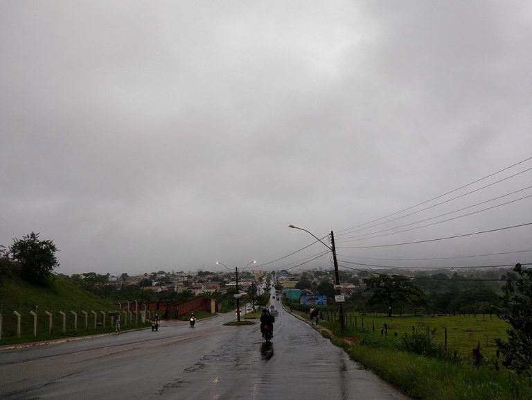 Mais de 24 horas de chuva ininterruptas em Catalão; previsão do Inmet é que as chuvas continuem nos próximos