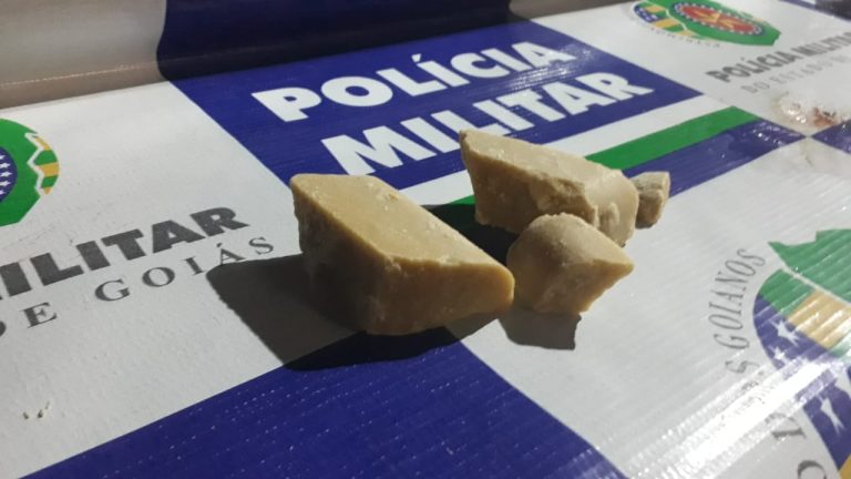 PM prende três pessoas por tráfico de drogas; 700 gramas de crack foram apreendidos