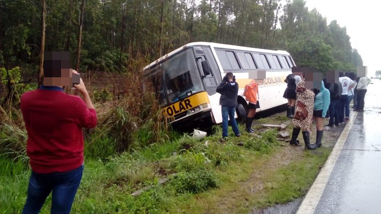 Pneu de ônibus com 40 alunos estoura e quase tomba na GO 330 entre Catalão e Ipameri