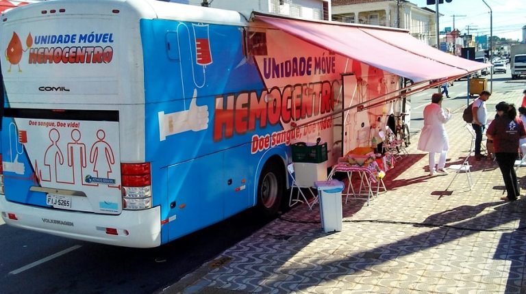 Unidade móvel do Hemocentro de Catalão realiza blitz no centro para assegurar estoques de sangue para o final de ano