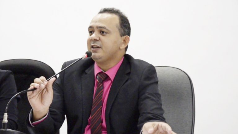 Vereador Caçula disse que preferiu se retirar da sessão do que protagonizar bate-boca com o presidente Deusmar Barbosa; projetos deixaram de ser votados