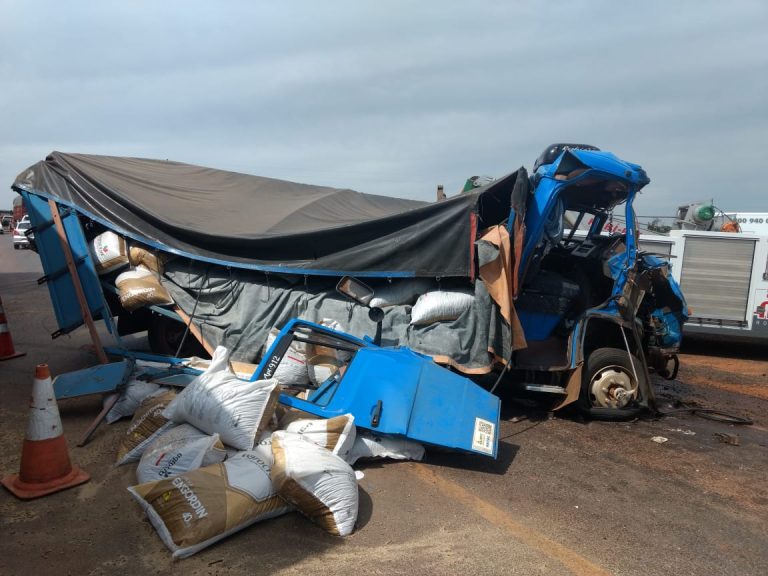 Acidente entre caminhão e carreta na BR 050 deixa motorista ferido