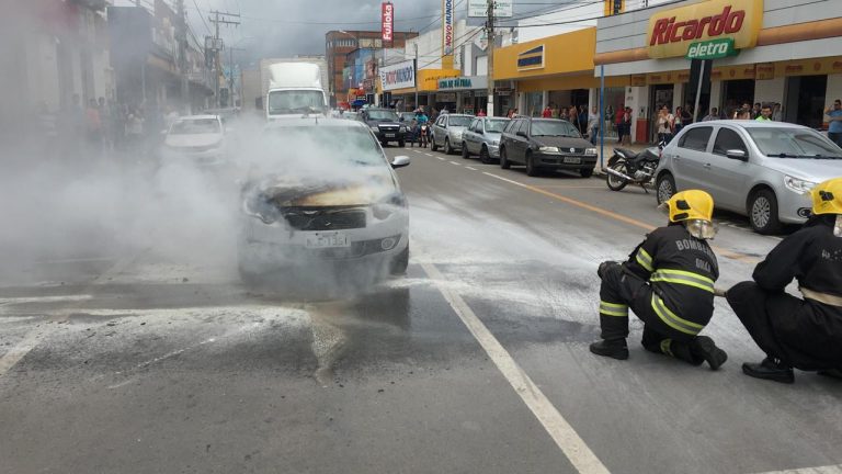 Corpo de Bombeiros de Catalão combate incêndio em veículo de passeio no centro de Catalão