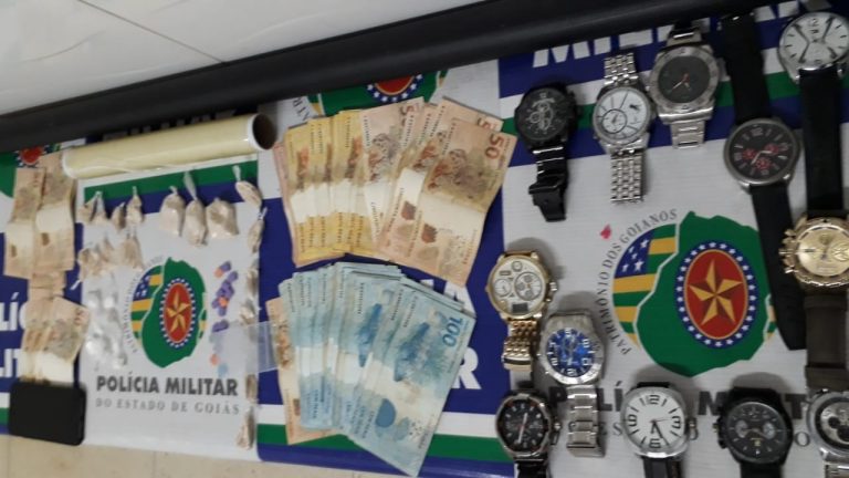 PM prende jovem com mais de R$ 6 mil reais em dinheiro, cocaína, relógios e objetos de valor