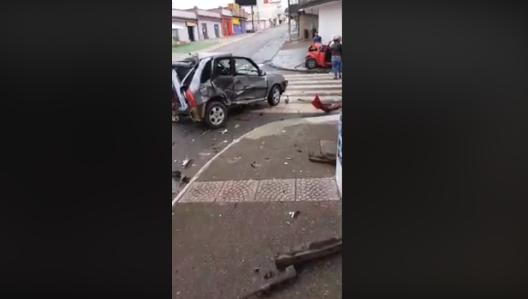Acidentes de trânsito marcaram o final de semana em Catalão; carro fura semáforo e bate em cruzamento no centro, veículos atingem residência após colisão