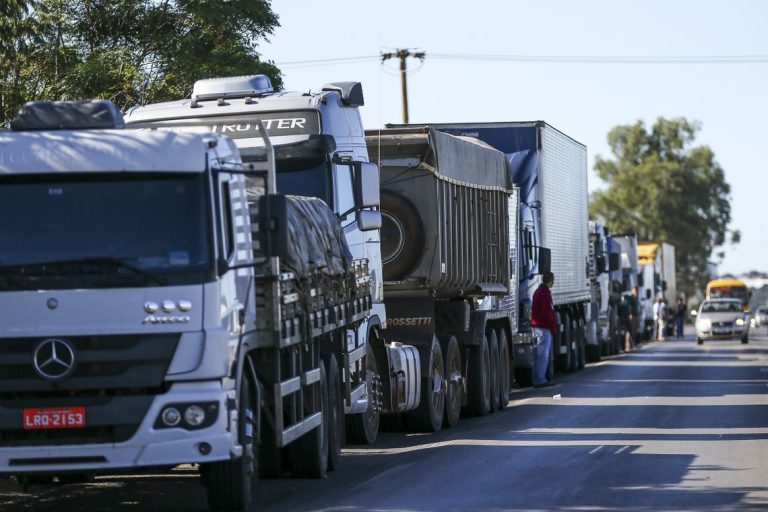 Após decisão de Fux, cresce mobilização de caminhoneiros por nova paralisação