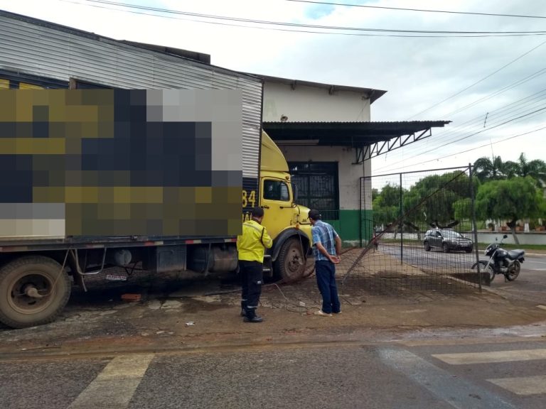 CAMINHÃO DESGOVERNADO BATE EM VEÍCULO E PARA EM ESTACIONAMENTO DE ANTIGO SUPERMERCADO; LOCAL JÁ TEVE ENGAVETAMENTO COM ÓBITO HÁ SEIS ANOS ATRÁS