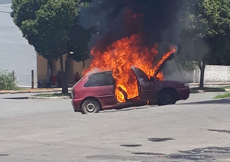 CATALÃO: APÓS PANE ELÉTRICA, CARRO PEGA FOGO E FICA COMPLETAMENTE DESTRUÍDO