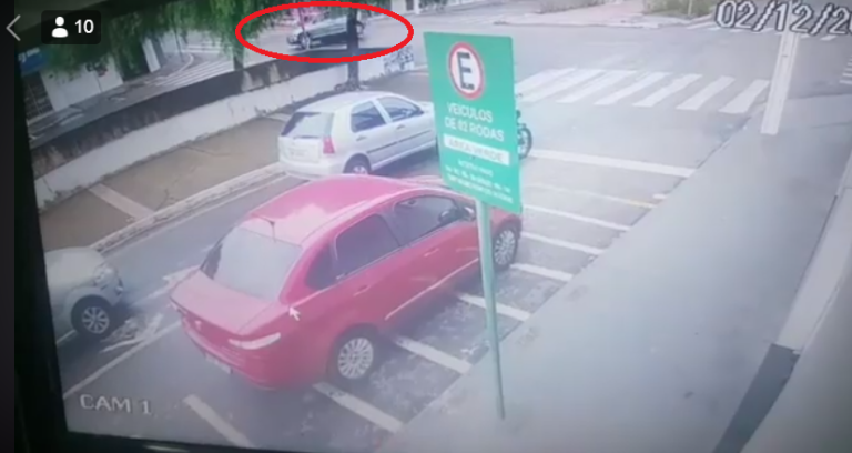 Câmera de monitoramento de comércio flagrou batida no centro de Catalão; duas pessoas ficaram feridas