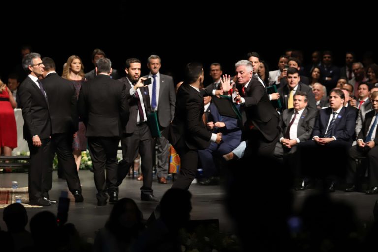 EM MINAS GERAIS DEPUTADOS VÃO AS VIAS DE FATOS APÓS UM ELEITO LEVANTAR UMA PLACA DE LULA LIVRE